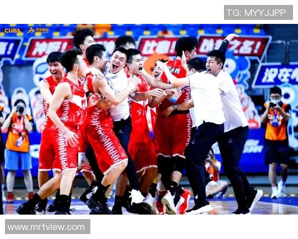 重庆足球队的奋斗与荣耀：一段不平凡的突破之路纪实