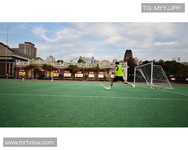 转圈抢足球的乐趣与技巧探讨让我们一起享受运动的快乐与团队的默契